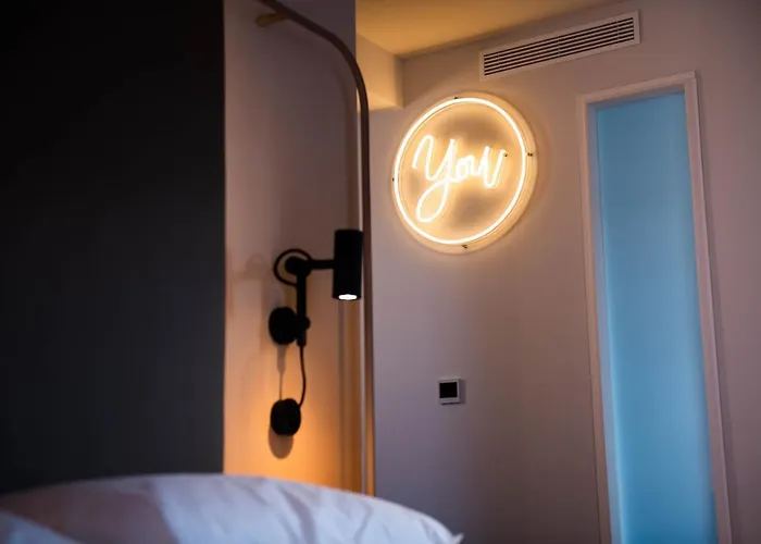 Hotell - Handwritten Collection 4*