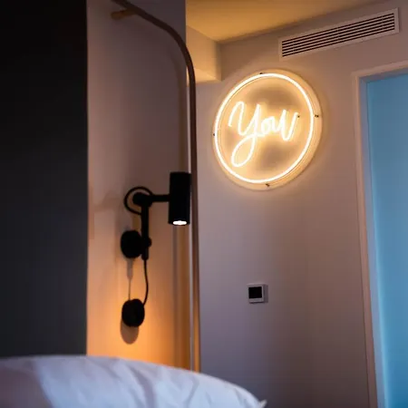 Hotel - Handwritten Collection 4*